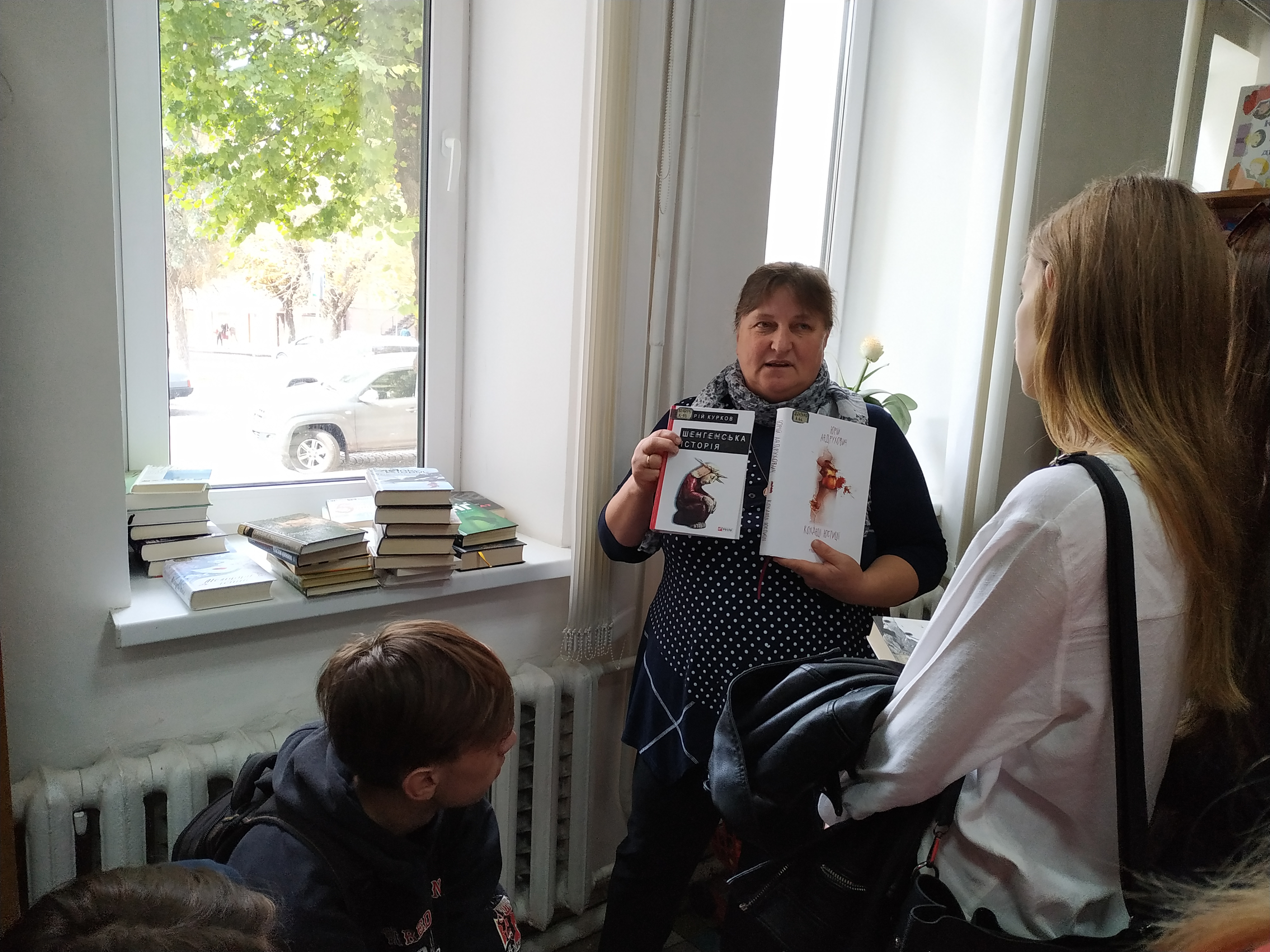 Оксана Гавенко проводить для студентів огляд літератури